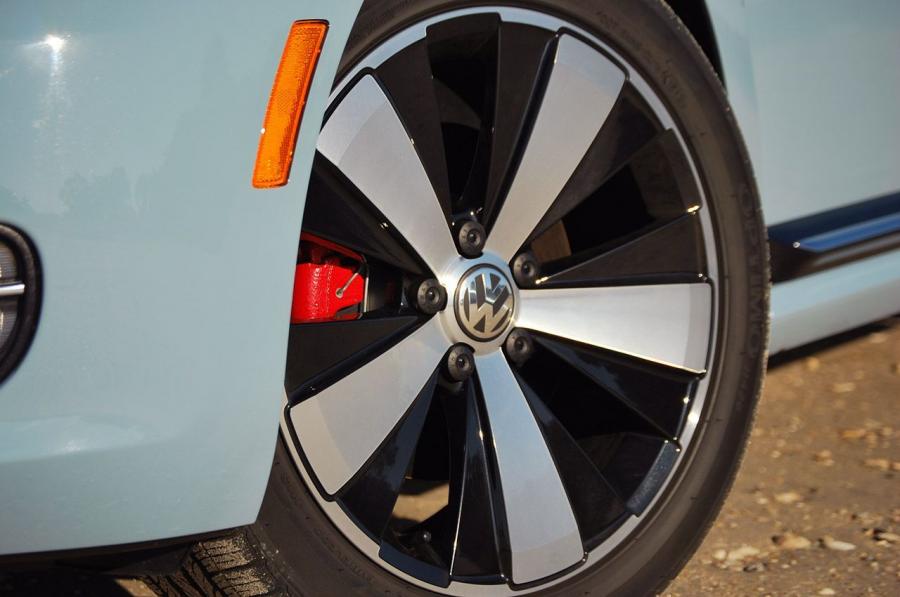  Volkswagen Beetle Turbo Cabriolet 2013 года  (фото 36 из 40)